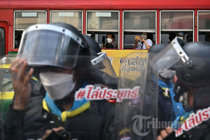 Aktivis Pro Demokrasi Thailand Bentrok dengan Polisi