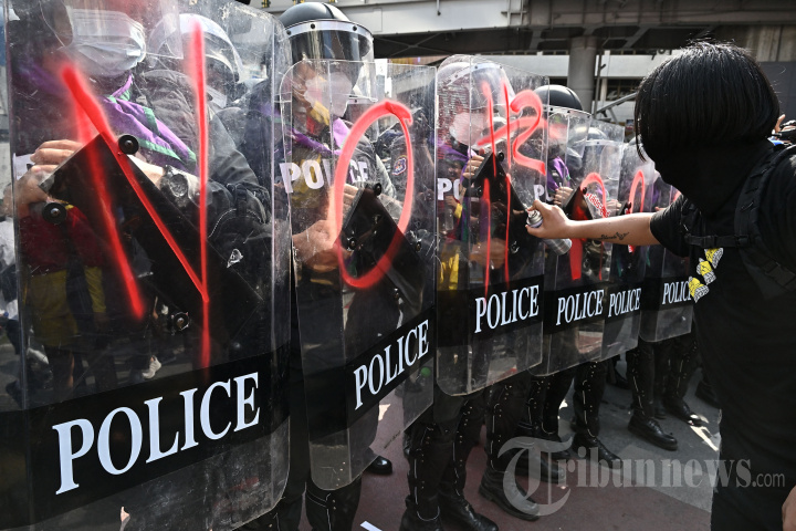 Aktivis Pro Demokrasi Thailand Bentrok dengan Polisi