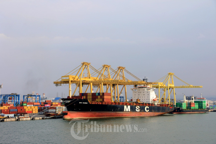 Aktivitas Pelabuhan Peti Kemas Tanjung Emas Semarang