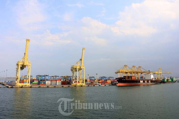 Aktivitas Pelabuhan Peti Kemas Tanjung Emas Semarang