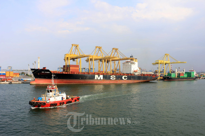 Aktivitas Pelabuhan Peti Kemas Tanjung Emas Semarang