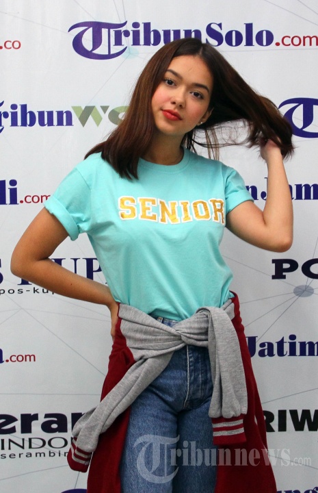 Aktris Rebecca Klopper berpose di redaksi Tribun Network, Palmerah, Jakarta, Selasa (5/11/2019). Rebecca bersama aktor Jerome Kurnia berkunjung ke kantor redaksi Tribun untuk mempromosikan film Senior yang akan tayang pada 21 November 2019 mendatang. 