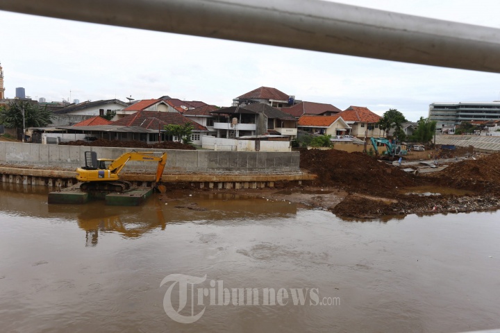 Alat Berat Kerjakan Proyek Normalisasi Bukit Duri