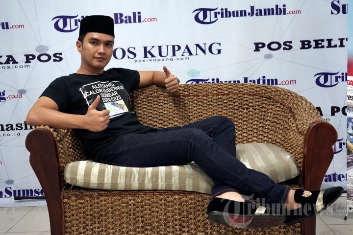 Artis yang maju sebagai calon Gubernur Sumatera Barat periode 2020-2025, Aldiansyah Taher, berbincang dengan redaksi Tribunnews.com di Palmerah, Jakarta, Jumat (22/11/2019). 