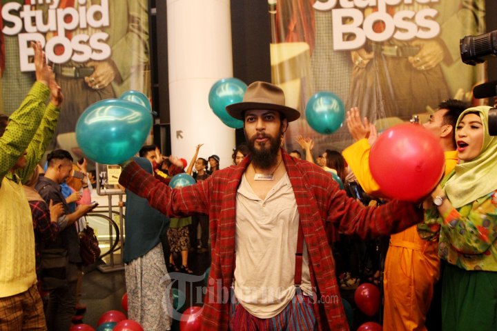 Alex Abbad Main Film My Stupid Boss