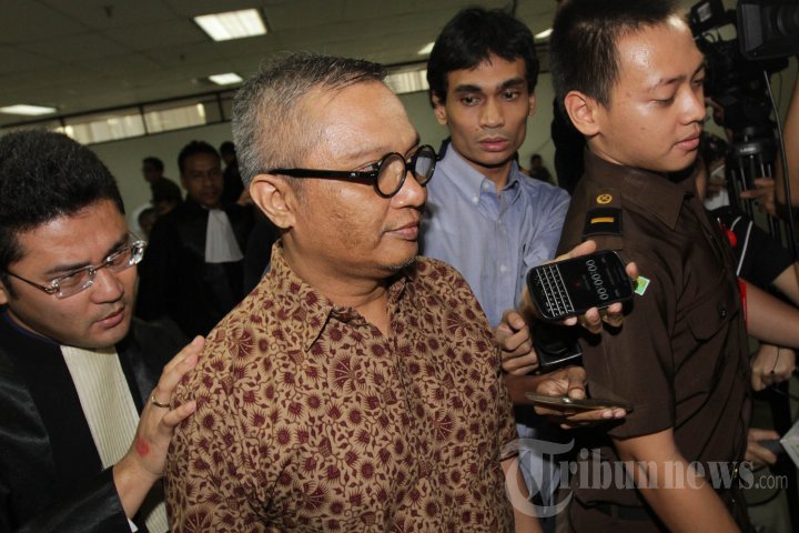 Alex Usman Jalani Sidang Korupsi UPS