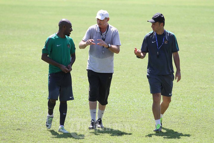 Alfred Riedl Memberikan Arahan Pada Timnas Indonesia