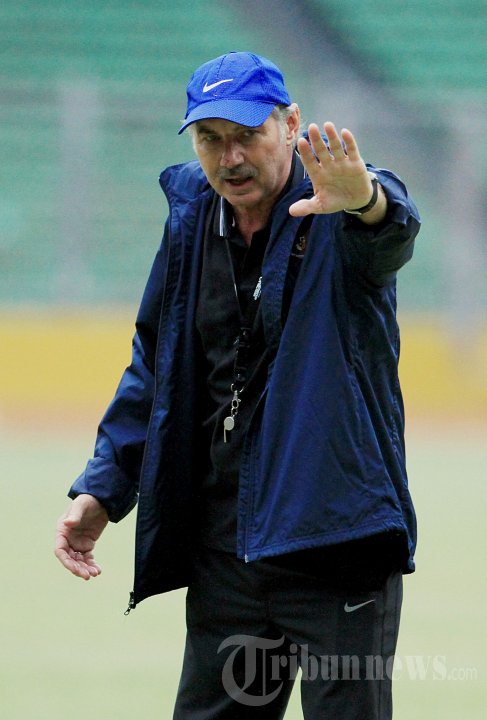 Alfred Riedl Memimpin Latihan Timnas Indonesia