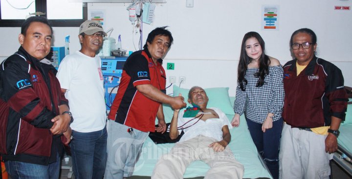 Aliando Syarief dan Prilly Latuconsina Jenguk Wartawan Sakit