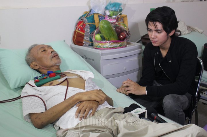 Aliando Syarief dan Prilly Latuconsina Jenguk Wartawan Sakit