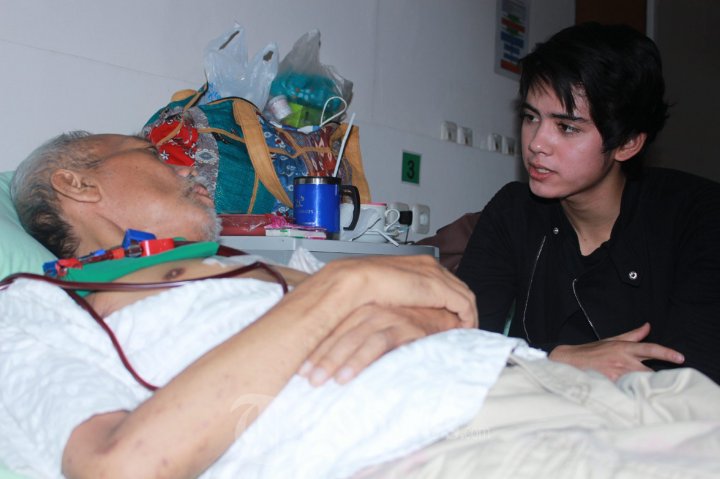 Aliando Syarief dan Prilly Latuconsina Jenguk Wartawan Sakit