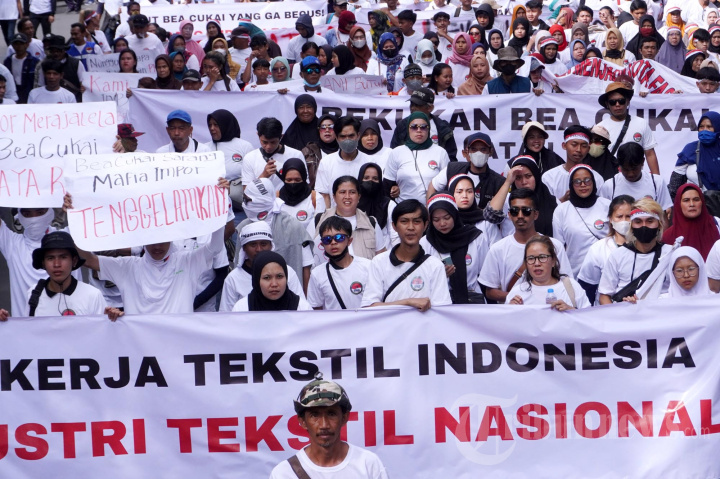 Aliansi IKM dan Masyarakat Tekstil Indonesia Geruduk Gedung DPRD Jabar
