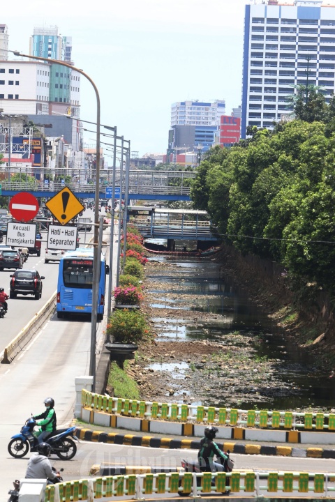 Aliran Sungai Ciliwung Gajah Mada Terlihat Asat Airnya