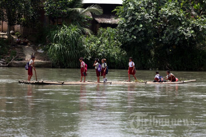 Ambil Resiko Seberangi Sungai Demi Sekolah