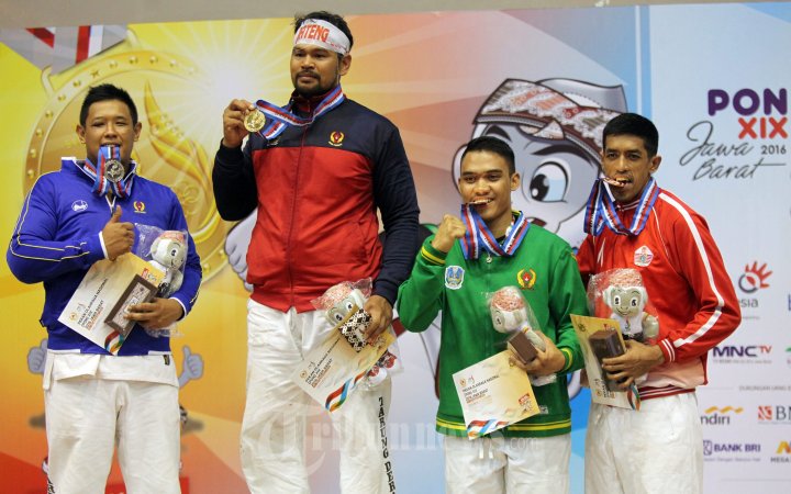 Amri Sabet Medali Emas Tarung Derajat