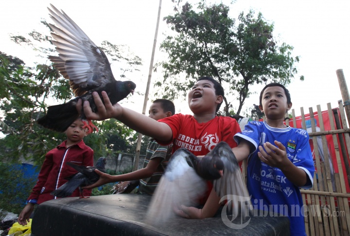 Anak-anak Main Merpati Menunggu Berbuka Puasa