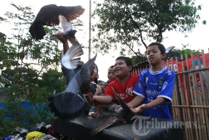 Anak-anak Main Merpati Menunggu Berbuka Puasa