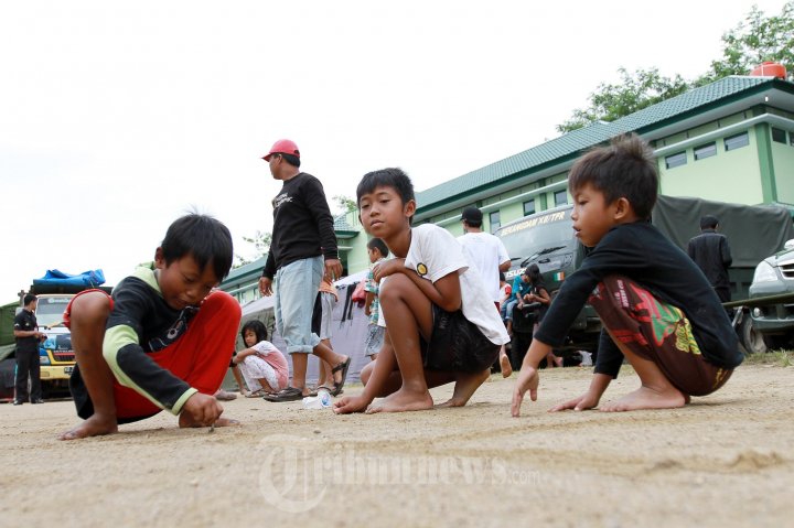 Anak Eks Gafatar Bermain di Pengusian Pontianak