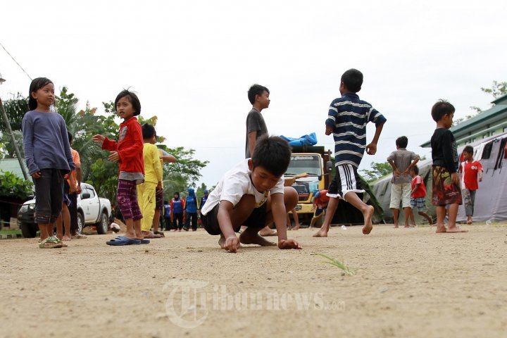 Anak Eks Gafatar Bermain di Pengusian Pontianak
