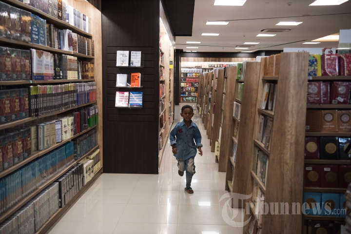 Anak Pemulung Belanja di Gramedia