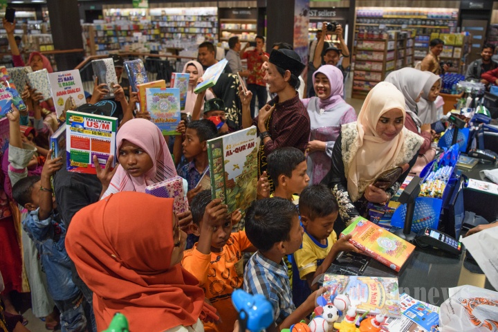 Anak Pemulung Belanja di Gramedia