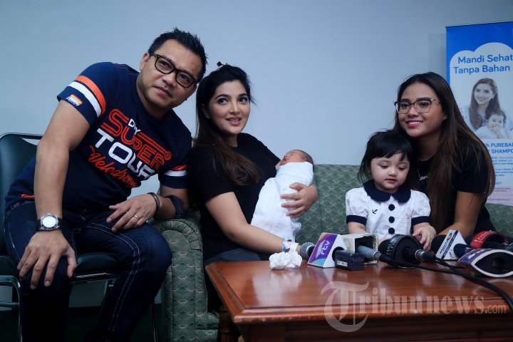 Keluarga selebritis Anang Hermansyah dan Ashanty saat menggelar konferensi pers tentang kelahiran putra kedua mereka di Rumah Sakit Medistra, Jakarta Selatan, Minggu (30/10/2016). Anak kedua mereka lahir melalui proses cesar. 