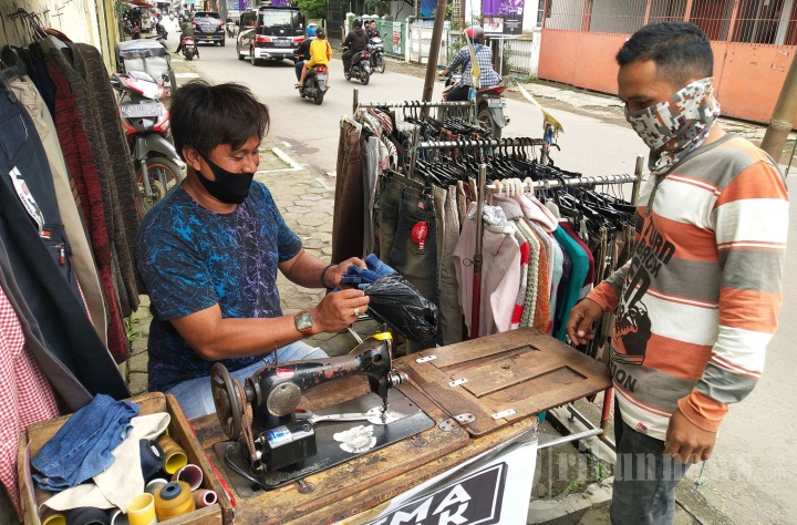 Andri Terima Jasa Permak dan Jualan Pakaian di Trotoar