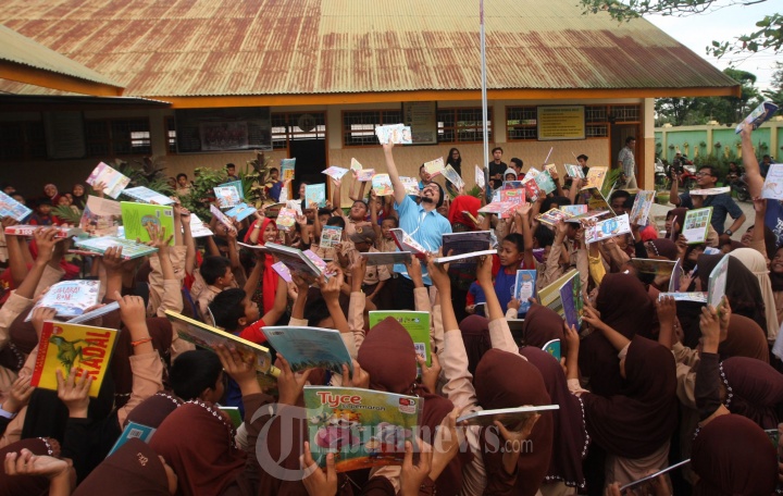 Andy F Noya Bagi Buku di SD Impres Gontang Makassar