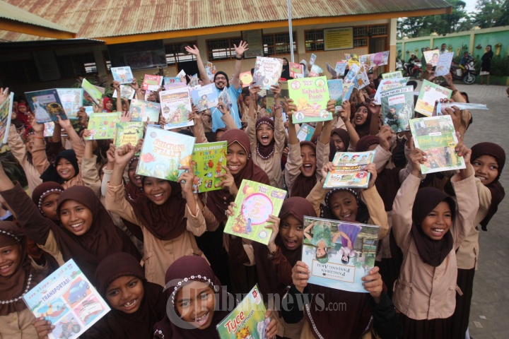Andy F Noya Bagi Buku di SD Impres Gontang Makassar