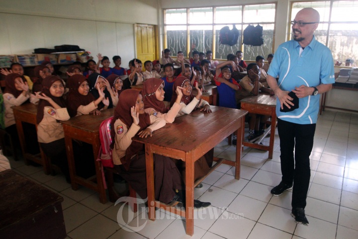 Andy F Noya Bagi Buku di SD Impres Gontang Makassar