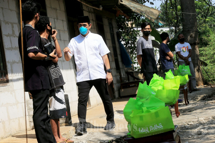 Anggota DPR Kamrussamad Berbagi Daging Kurban