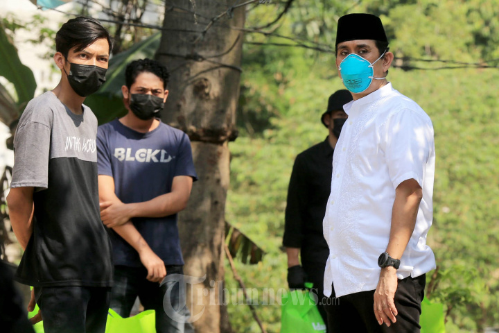 Anggota DPR Kamrussamad Berbagi Daging Kurban