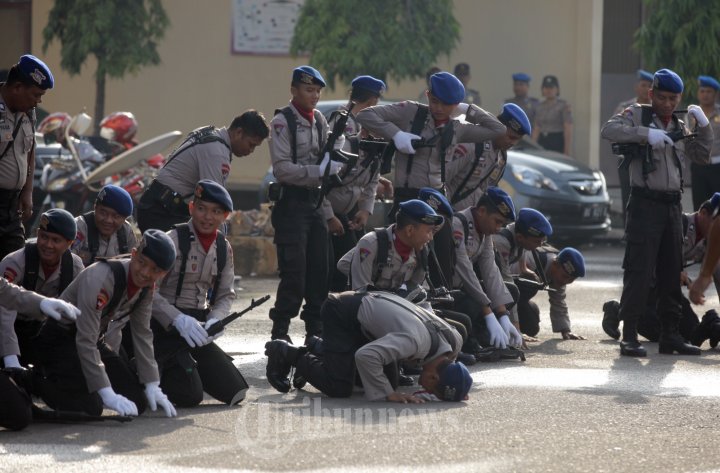 Anggota Polisi Sujud Syukur Praperadilan BG Menang