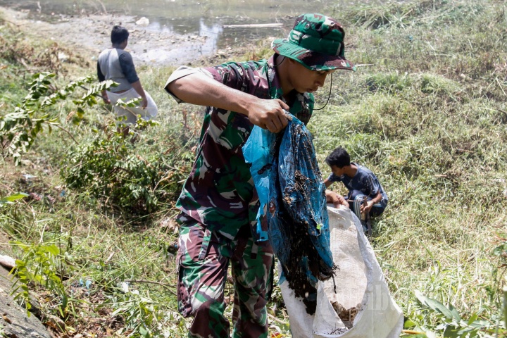 Anggota TNI Bersihkan Krueng Daroy