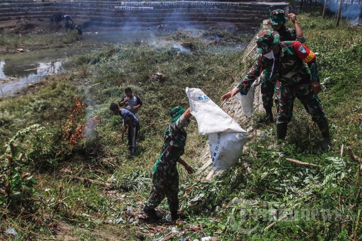 Anggota TNI Bersihkan Krueng Daroy