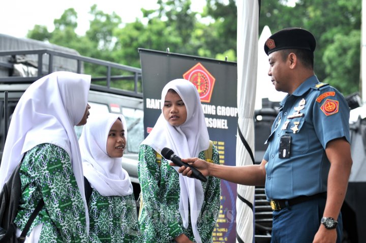 Ani Bangga Melihat Pameran Alutsista TNI