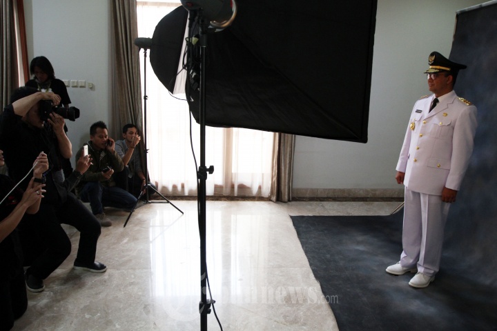 Gubernur DKI Anies Baswedan Jalani Fitting Baju Dinas