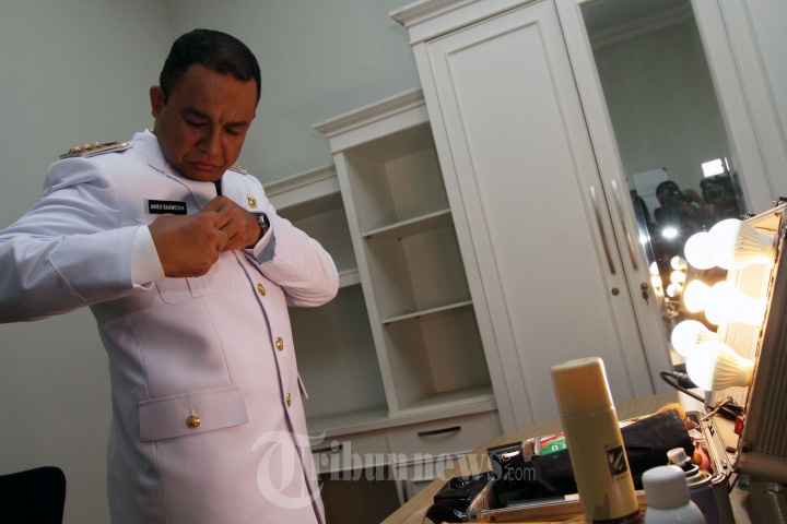 Gubernur DKI Anies Baswedan Jalani Fitting Baju Dinas