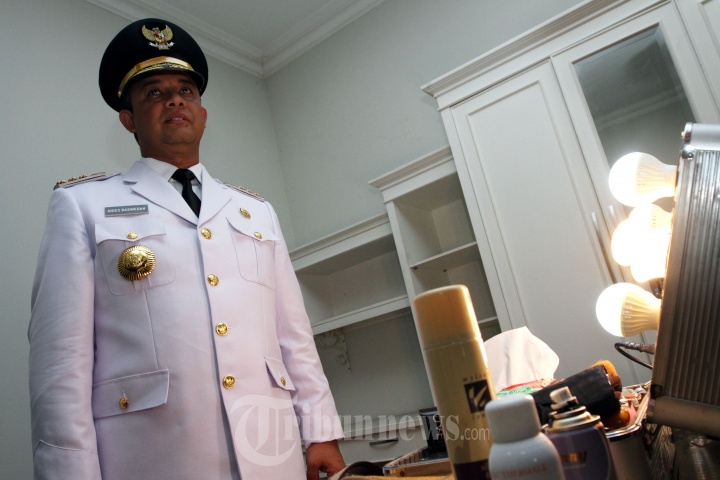 Gubernur DKI Anies Baswedan Jalani Fitting Baju Dinas