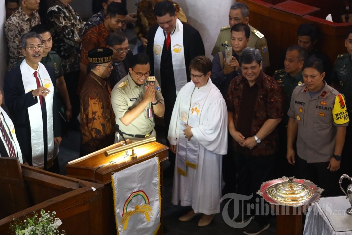 Anies Baswedan Kunjungi Ibadah Malam Natal di Gereja Immanuel