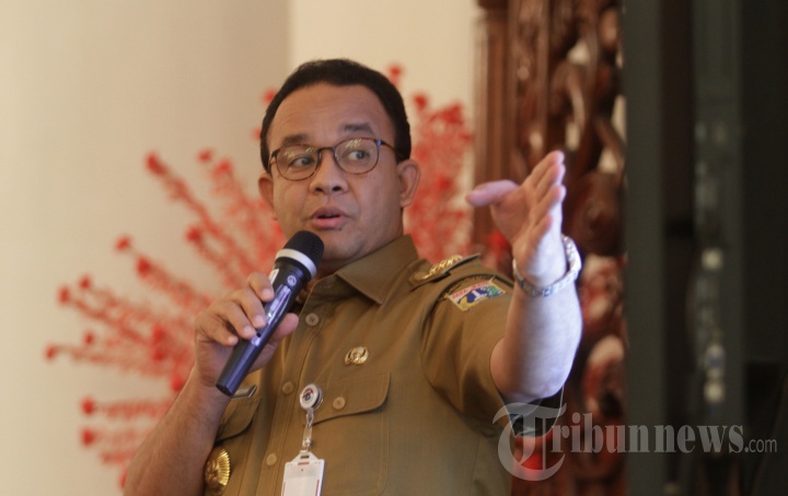 PENANGAN AIR JAKARTA - Gubernur DKI Jakarta Anies Baswedan (tengah) bersama Tim Tata Kelola Air saat jumpa pres soal penanganan pengelolaan air Jakarta di Balai Kota, Gambir, Jakarta Pusat, Senin(11/2/2019). Pemprov DKI akan segera mengambil alih pengelolaan air di Jakarta demi mendukung tercapainya target perluasan cakupan layanan air bersih di Jakarta.