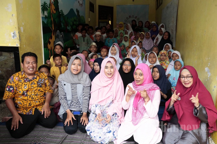 Mantan anggota Cherrybelle, Anisa Rahma saat berfoto bersama dengan Pendiri Yayasan Rumah Amalia Muhamad Agus Syafii dan anak asuhya pada acara Festival Rumah Amalia di kawasan Ciledug, Tanggerang, Sabtu (14/4/2018). Kehadiran Anisa di acara tersebut untuk memenuhi undangan dari pendiri yayasan Rumah Amalia Muhamad Agus Syafii, pada acara ini, Anisa membagikan pengalaman dan cerita menariknya berupa motivasi diri untuk anak-anak rumah Amalia. 