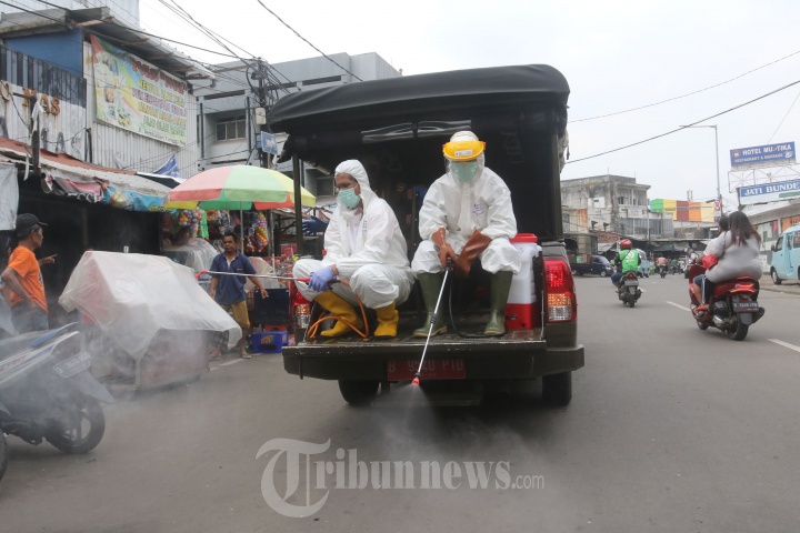 Antisipasi Covid-19 Relawan PMI Lakukan Penyemprotan Disinfektan