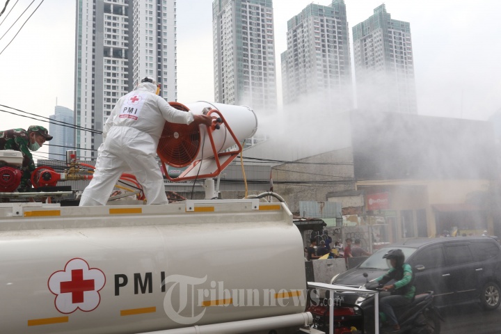 Antisipasi Covid-19 Relawan PMI Lakukan Penyemprotan Disinfektan