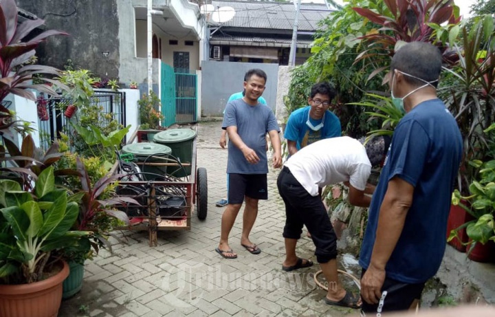 Antisipasi Covid-19 Warga RT 01 Bulak Wareng Lakukan Penyemprota