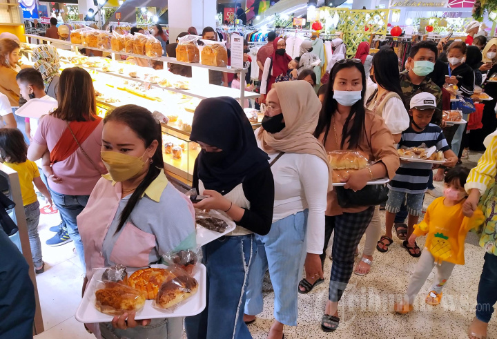 Antre Membeli Roti usai Nonton Barongsai di Festival Citylink