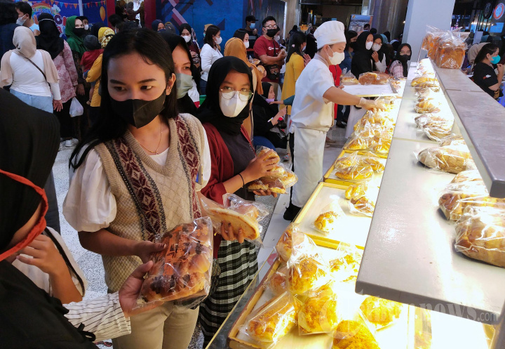 Antre Membeli Roti usai Nonton Barongsai di Festival Citylink