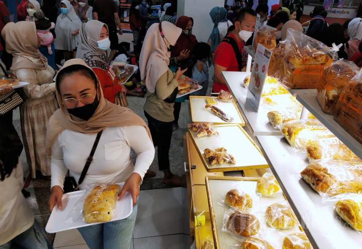 Antre Membeli Roti usai Nonton Barongsai di Festival Citylink