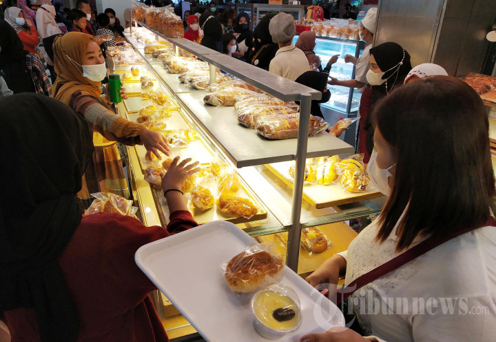 Antre Membeli Roti usai Nonton Barongsai di Festival Citylink