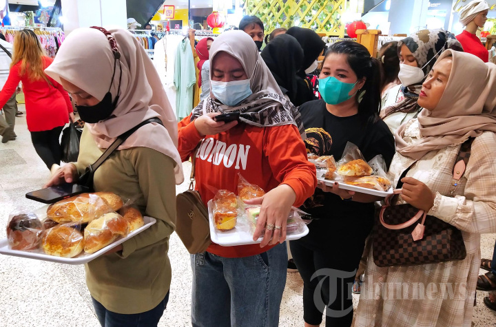 Antre Membeli Roti usai Nonton Barongsai di Festival Citylink